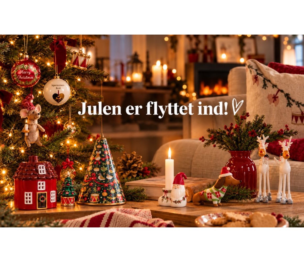 Julepynt i hyggelig julestue med pyntet juletr�, julekugler, nissefigurer, julehund og levende lys hos MadamEden.