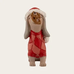 Siddende julegravhund fra Det Gamle Apotek med kage balancerende p� snuden.