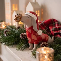 Julefigur fra Christmas Holidays med gr� gravhund i r�dt ternet julet�j.