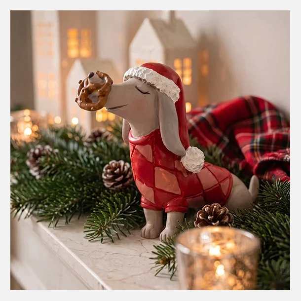 Julefigur fra Christmas Holidays med gr� gravhund i r�dt ternet julet�j.