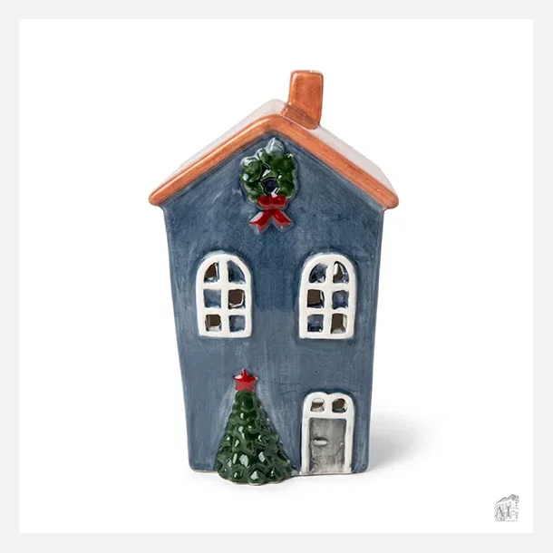 Det Gamle apotek. Bl�t hus til fyrfadslys i keramik med r�dt tag, 20 cm h�jt.