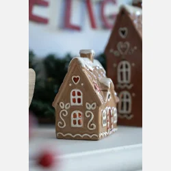 Detalje af det brune Christmas Ginger lyshus i keramik.