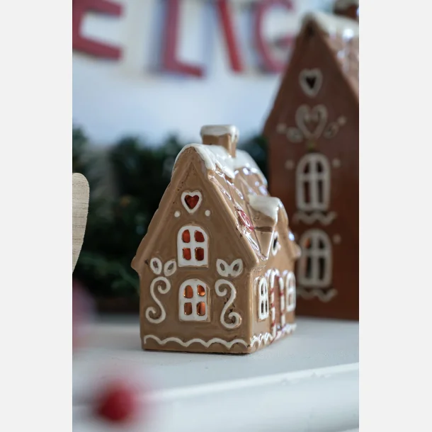 Detalje af det brune Christmas Ginger lyshus i keramik.