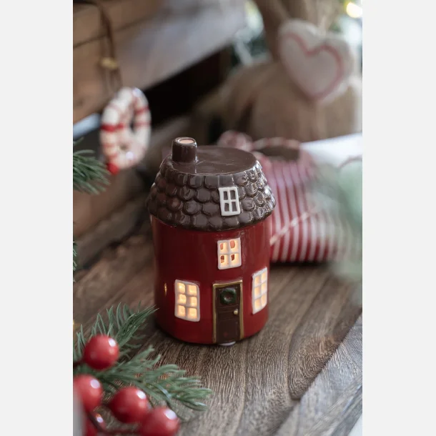 R�d fyrfadsstage fra Det Gamle Apotek placeret i en hyggelig juledekoration.