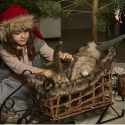 Flettet julesl�de med nisser og hyggelig juledekoration i vintermilj�.