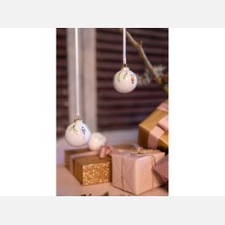 Julekugler hngende p juletr med klassisk pynt