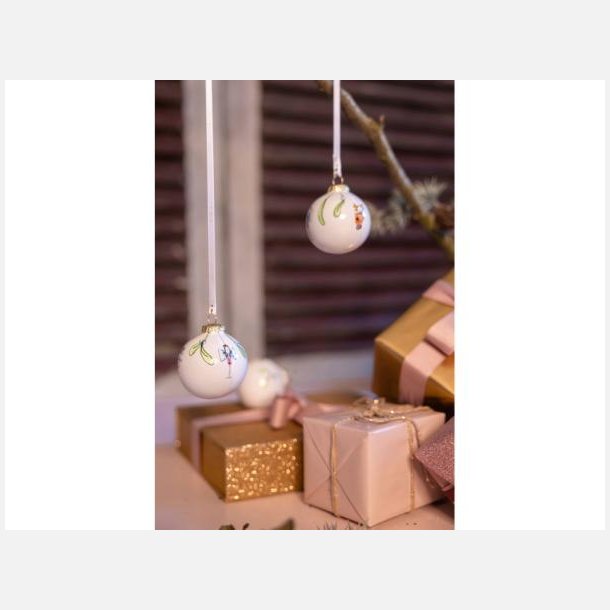 Julekugler hngende p juletr med klassisk pynt