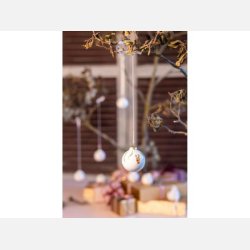 Julekugler hngende p juletr med klassisk pynt