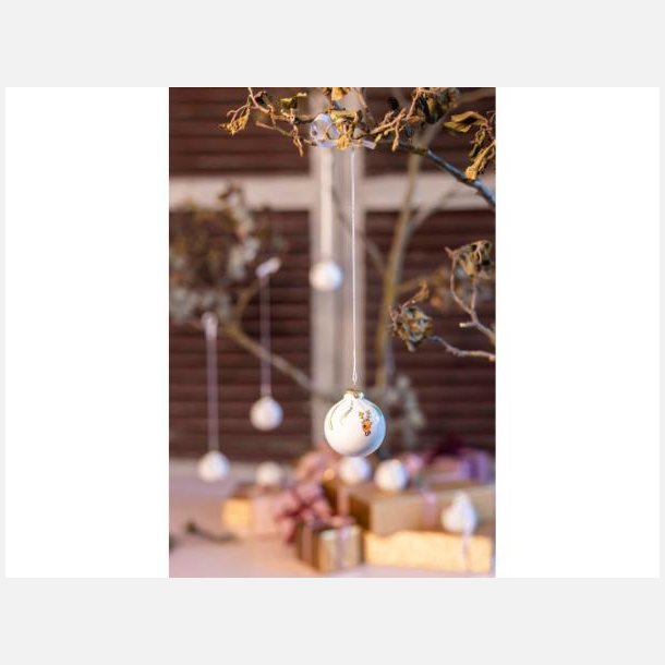 Julekugler hngende p juletr med klassisk pynt