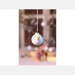 Nrbillede af julemotiver og misteltenranke p julekugler