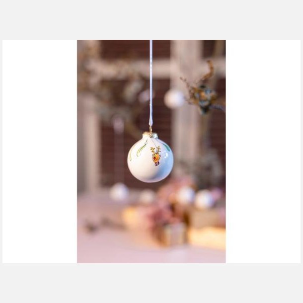 Nrbillede af julemotiver og misteltenranke p julekugler