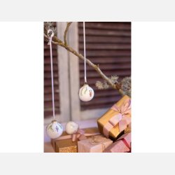 Julekugler hngende p juletr med klassisk pynt