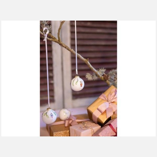 Julekugler hngende p juletr med klassisk pynt