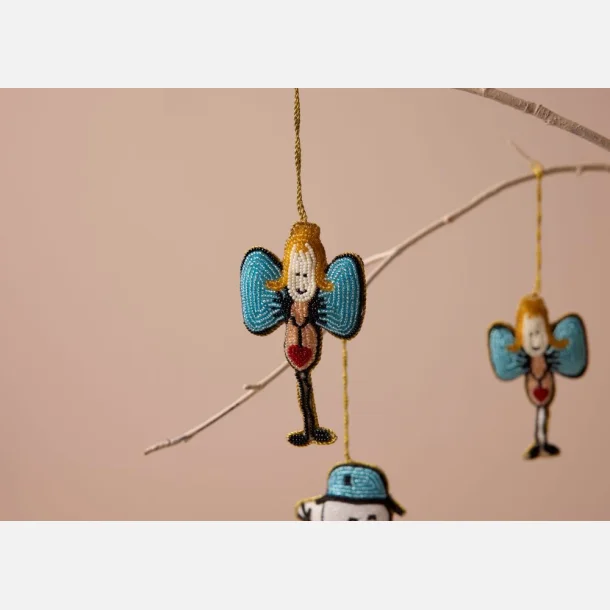 Hndlavet engel i hvide og gyldne glasperler – julepynt fra Indien