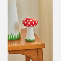 Vase med hvide prikker – perfekt til blomster og skovstemning