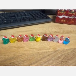 Sm� jule�nder i resin med nissehuer &ndash; assorterede farver