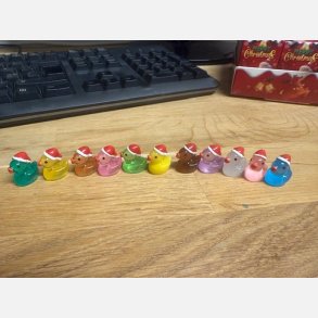 Sm� jule�nder i resin med nissehuer &ndash; assorterede farver