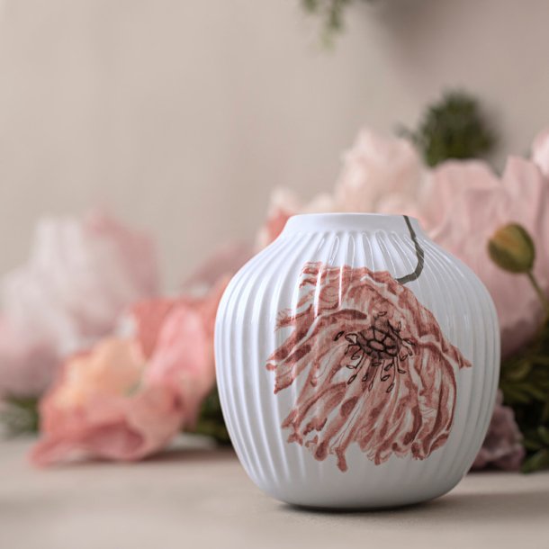 Poppy vase designet af Hans-Christian Bauer med dekoration af Rikke Jacobsen
