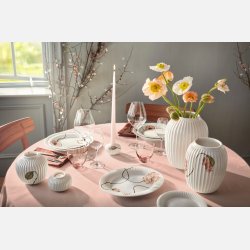 Elegant Poppy vase i hvid porceln fra Hammershi-serien, smykket med naturalistiske akvarelstrg af rosa valmuer, perfekt til buketter og enkelte stilke