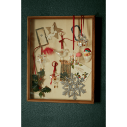 Glaspynt med rd silkesnor – klar til ophng