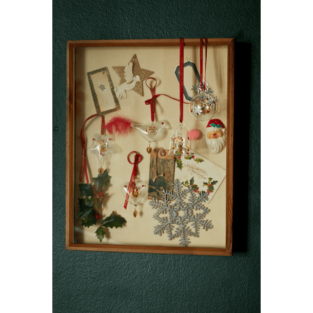 Glaspynt med rd silkesnor – klar til ophng