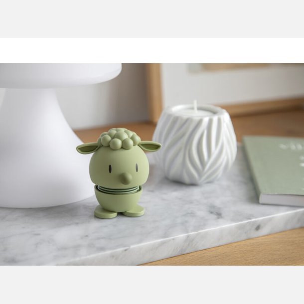 Hoptimist Lambert – olivengrn figur med fjeder, H7,4 cm