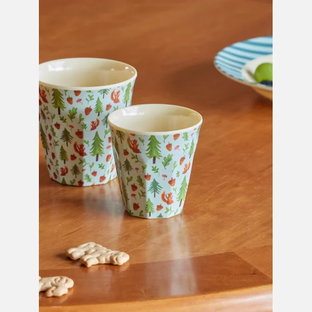 Krus med egern og egetrer. Happy Forest 