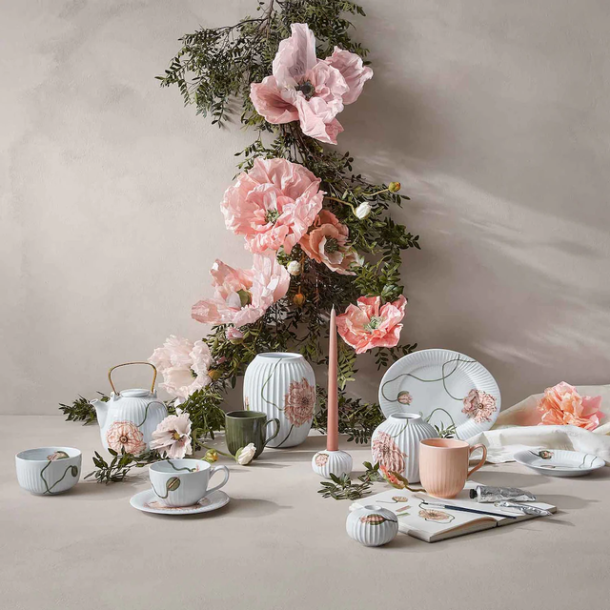 Elegant Poppy lysestage fra Khlers Hammershi-serie i hvid porceln med hndmalede akvarelstrg af rosa valmuer – perfekt til en poetisk borddkning