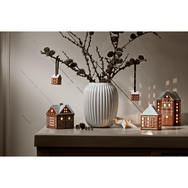 Hndlavet stentj med keramisk glasur – julepynt inspireret af honningkagehuse