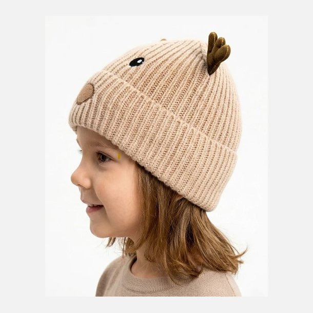 Beige b�rnehue med rensdyrmotiv til vinter og jul