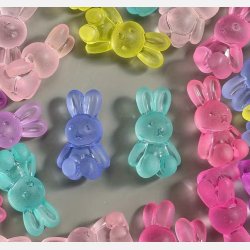 Assorterede pastelfarvede kaniner i resin