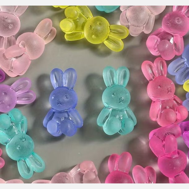 Assorterede pastelfarvede kaniner i resin
