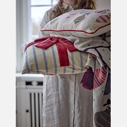 Farverig Bloomingville plaid med ornamentm�nster p� den ene side og striber p� bagsiden