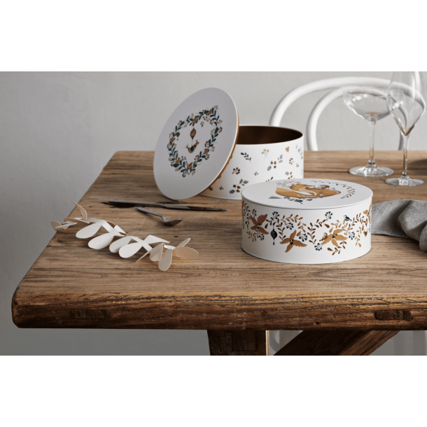 Opbevaringsdser fyldt med pasta og smkager p kkkenbord