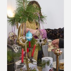 Julebil p juletr omgivet af klassisk pynt