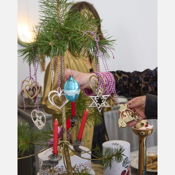 Julebil p juletr omgivet af klassisk pynt