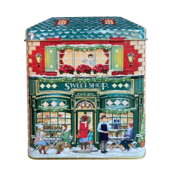 Julepyntet butik med granranker og lyskder – dekorativ og nostalgisk