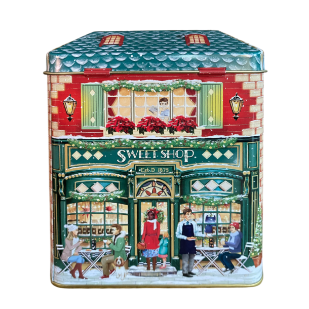 Julepyntet butik med granranker og lyskder – dekorativ og nostalgisk