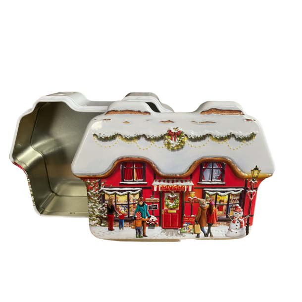 Julepyntet kagedse med snemand og sneboldkamp