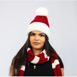 R�d julehue i strik med hvid pompon