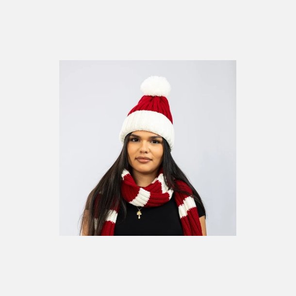 R�d julehue i strik med hvid pompon