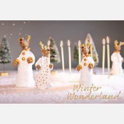 Hyggelige rensdyr, der synger salmer