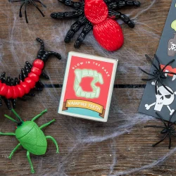 Plastik vampyrt�nder der lyser i m�rke