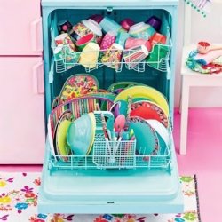 Farverig RICE tallerken med folkevognsrugbrd p vej ud i det bl