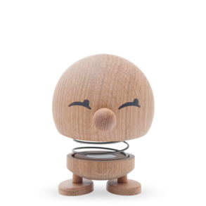 Hoptimist Woody Bimble – lys eg figur med intarsia-jne, H13,5 cm