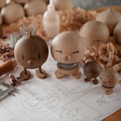 Trfigur med glad udtryk – perfekt som gave og dekoration