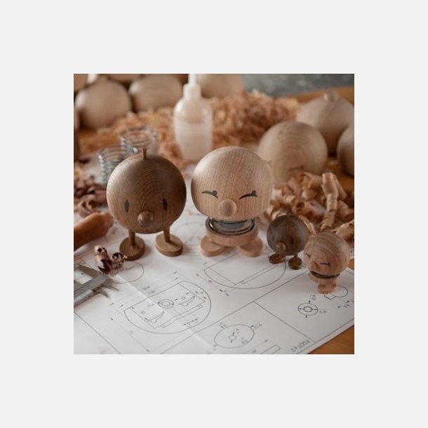 Trfigur med glad udtryk – perfekt som gave og dekoration