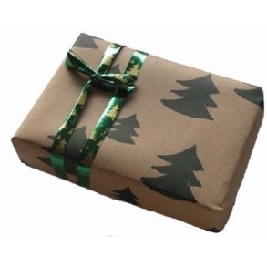 Varen indpakkes i gavepapir