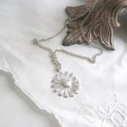 Halskde med blomst – feminin og elegant detalje