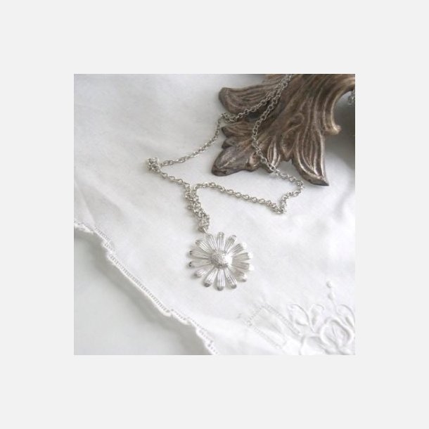 Halskde med blomst – feminin og elegant detalje